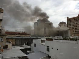 Bakının mərkəzində bina yanır