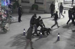 Bakıda şok video!Qız üstündə kütləvi dava