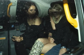 Ulduz futbolçu iki qadınla yaxalandı, ölkə qarışdı - FOTOLAR