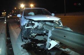 Bakıda dəhşətli qəza:Maşın iki yerə bölündü