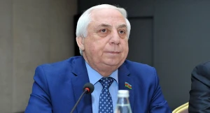 "Xanımım həci xanımdır,25 ildir parlamentdəyəm və başımın üstündə Quran var" — Hadi Rəcəbli