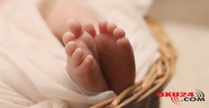 Məktəbli qız hamilə olduğunu doğuş zamanı bildi, körpəni divanın altında gizlətmək istədi