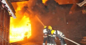 Bakıda üçmərtəbəli bina yanır - Xəsarət alanlar var