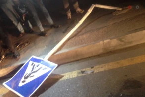 Bakıda bahalı maşın qəza törətdi:yaralılar var