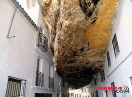 Bu şəhərdə insanlar bir qayanın altında yaşayır /FOTOLAR