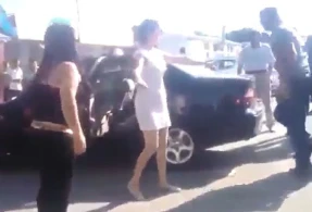 Bakıda biabırçılıq!Kişi küçənin ortasında qadınlara görün nə etdi