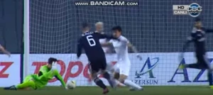 Azərbaycanlı futbolçunun meydanda burnu sındı