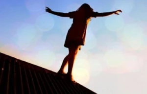 Sevgilisindən ayrılıdı,özünü körpüdən atmaq istədi - Ucarda dəhşət