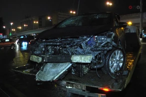 20 Yanvar dairəsində avtomobil maneəyə çırpılıb, xəsarət alan var