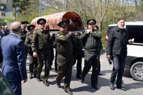 Şəhid anası hərbi qulluqçuların çiyinlərində son mənzilə yola salındı - FOTO