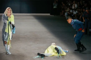 Model podiumda öldü