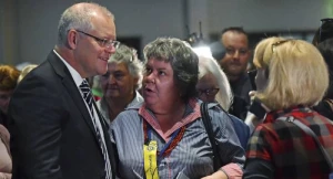 Baş nazirin başına yumurta vurdular