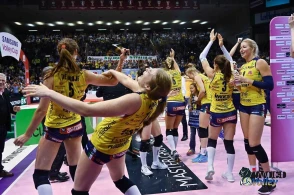 Voleybolçu qızların çılpaq görüntüsü yayıldı