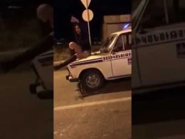 Ermənistanda bu görüntü olay yaratdı: Trans polisə intim münasibət təklif edir