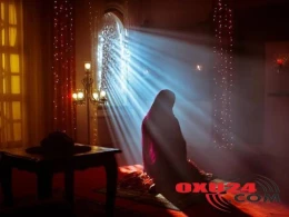 Qadınlar nisbətən uca səslə qılınmalı namazları o şəkildə qılmalıdırlar yoxsa səssiz?