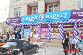 "Favorit" marketdə yanğın - Yaralılar var