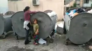 Bakıda ürəkdağlayan görüntü: 3 uşaq anası övladları üçün   zibillikdən çörək yığır