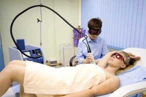 Bakıda dəhşət! Tüklərini lazer etdirən qız yandı