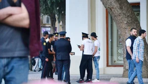 Bakıda "VOR V ZAKONE" yazılmış köynəkli gənclər saxlanılıb – Foto