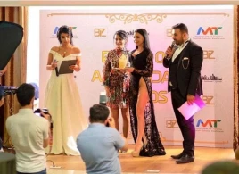 Azərbaycanlı model səhnəyə alt paltarsız çıxdı - FOTO