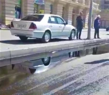 Bakıda şok: Yeni tikilən binanın altından neft püskürür