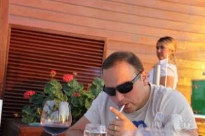 Arvadını balkondan atıb öldürən art-direktor məhkəmədə konvoya “belimi qaşı, ay brat” deyir...