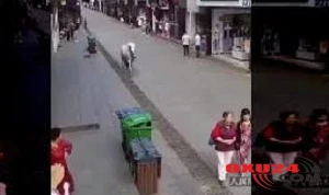 Dəhşətli görüntü: At küçədə gedən qadını belə öldürdü