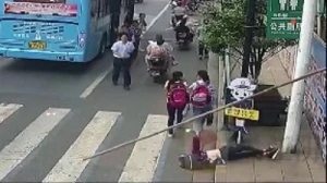 Dəhşətli anlar: Tikinti aparılan binadan düşən dəmir məktəblinin başını deşdi