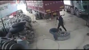 Dəhşətli görüntü: Partlayan təkər ustanı yerə belə çırpdı