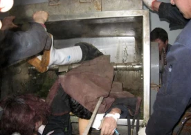 Fəhlənin başı aparatın altında qaldı