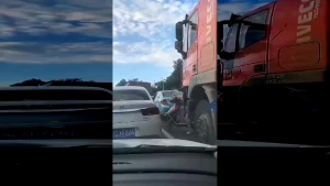 Dəhşətli kadrlar: Yük maşını qadının olduğu motosikletin üzərindən keçdi