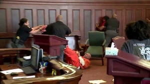 Məhkəmə zalında şok:Dustaqlar əlbəyaxa oldu,polis silah çıxardı