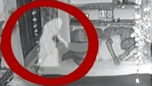 Yaşlı qadının otağına gizli kamera qoydular, ruhlar qadının başına görün nə oyun açdı