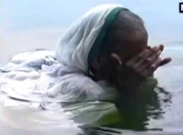 Bu qadın  20  ildir ki,  suyun içində  yaşayır -Şok görüntü