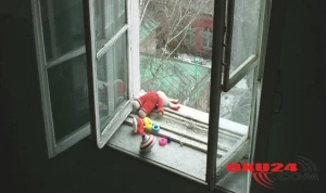 Anası bir yaşlı körpəni üçüncü mərtəbədən yerə saldı