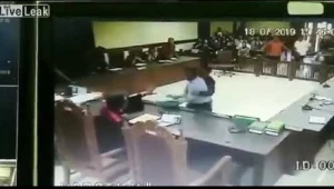 Vəkil qalstukla hakimi döydü - Məhkəmədən Şok görüntü