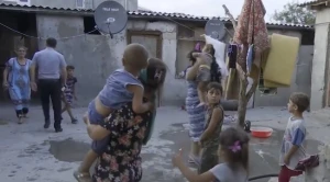 Bakıda polislər qaraçıların evinə basqın etdi - Dəhşətə gətirən mənzərə