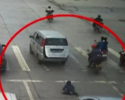 Dəhşətli görüntü: Maşın onlarla adamın üstündən keçdi