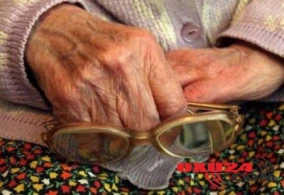 Yaşlı qadına zor tətbiq edib, qızıllarını aldılar - XIRDALANDA