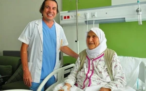 86 yaşlı qadının qarnından 12 kq şiş çıxarıldı - Kökəldiyini zənn edirdi