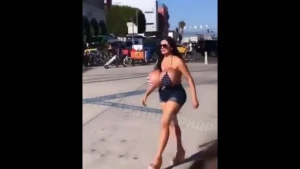 ŞOK görüntü: İri sinəli qadın küçədə hər kəsi şoka saldı