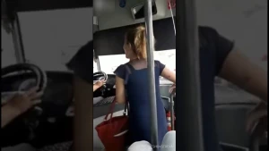 Avtobusda dəhşət: Qadın ayağı ilə qapını sındırdı