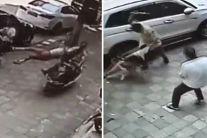 Dəhşətli hadisə kamerada: Qadını  maşınla vuran sürücü daha sonra onu döydü