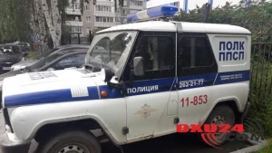 Rusiyada biabırçılıq: polislər gənc qızı xidməti maşında zorladılar