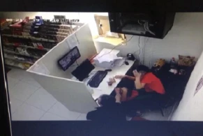 Bakıda dəhşətli anlar kameraya düşdü - Kişi keçmiş arvadına belə zor tətbiq edir