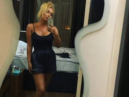 Nura yataq otağında güzgünün qarşısında poz verib FOTOlarını paylaşdı - FOTO