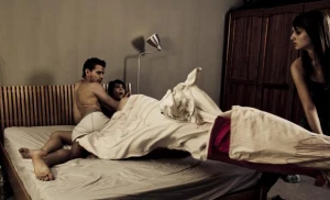 Biabırçılıq!İşdən qayıdan arvad ərinin yatağında məşuqəsini tutdu,görün nə etdi