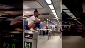 Hava limanında biabırçı görüntü:turist insanların gözü qarşısında...