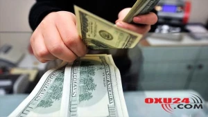 Ruslar kütləvi şəkildə valyuta alır