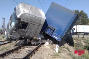 SON DƏQİQƏ! Dəhşətli qəza baş verib:Qatar yük maşının 2 yerə böldü